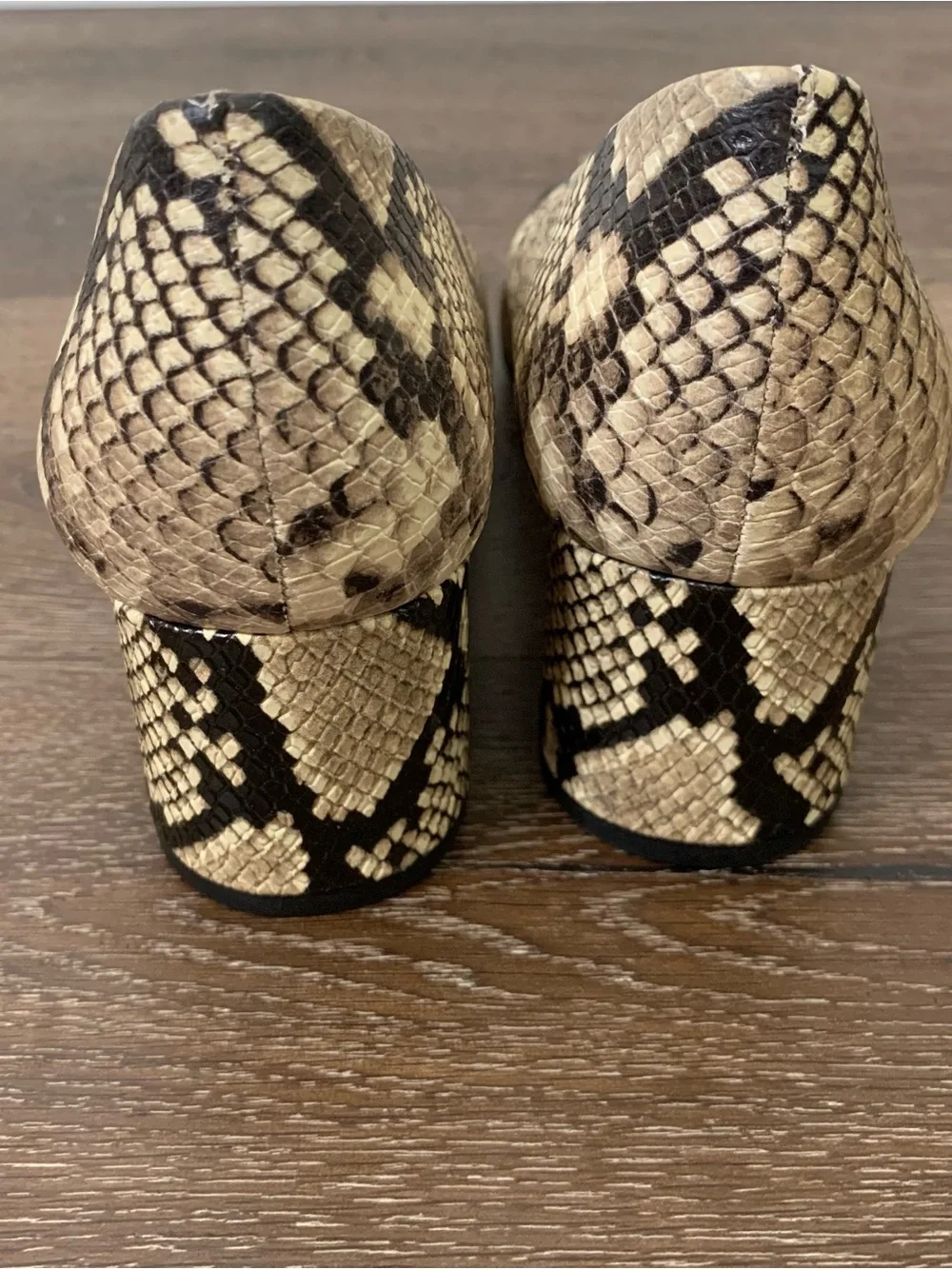 Tory Burch women’s Chelsea snake print cap toe Pumps 10